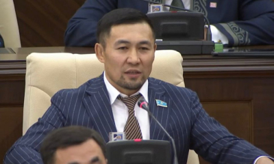 Мәжілісте анасын құттықтаған депутаттың әрекетіне Мәулен Әшімбаев не дейді?