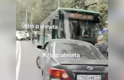 Автобус 5 автокөлікті қаққан: Алматыда жантүршігерлік жол апаты болды (ВИДЕО)