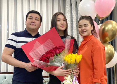 «Жігітті өзім тауып беремін»: Тұрсынбек Қабатов қыздарының болашағына алаңдайтынын айтты