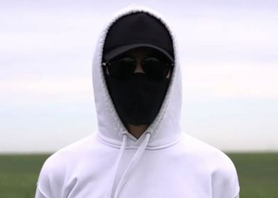 Қара бетперде таққан жұмбақ жігіт жалғызбасты әкеге пәтер сыйлады