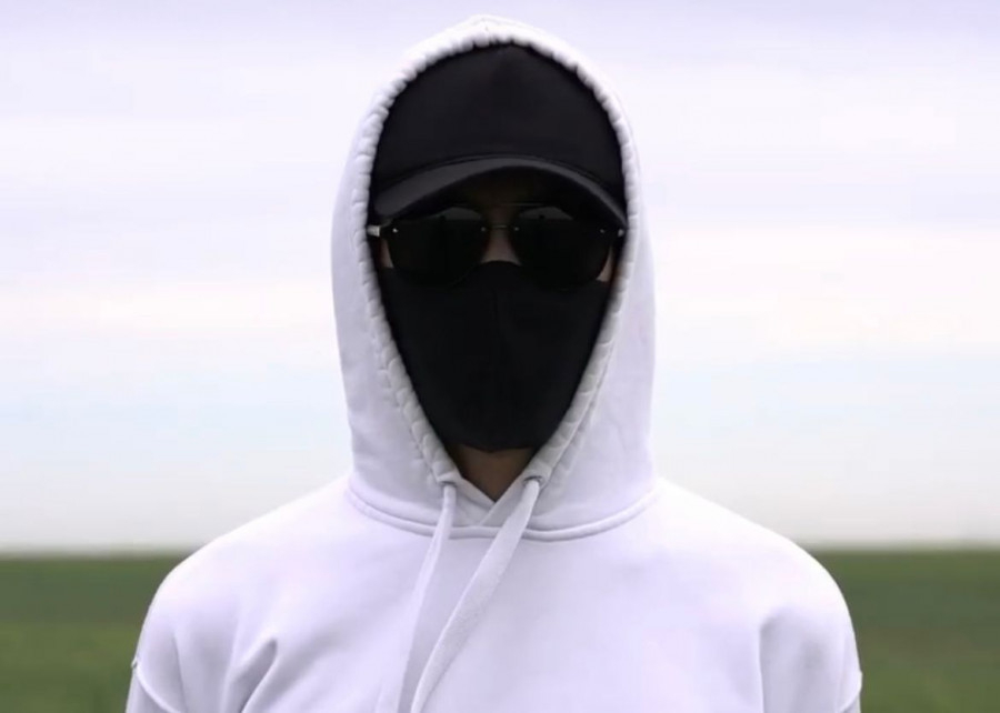 Қара бетперде таққан жұмбақ жігіт жалғызбасты әкеге пәтер сыйлады