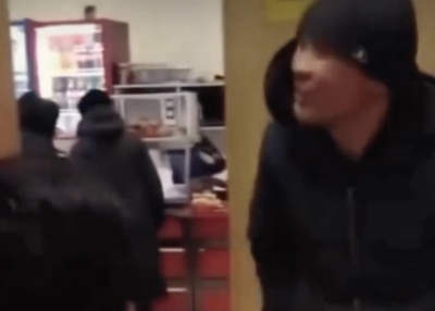 "Надандық": Ас ішіп отырған қытай азаматтарына тиіскен қазақ жігіттері елдің ашуын тудырды