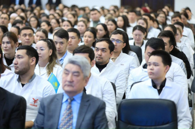 QazVac авторы мен медицина саласының сарапшылары Ақтөбеде болашақ дәрігерлермен ұлттық құндылықтарды талқылады