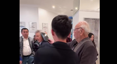 &laquo;Алжиын деген&raquo;: Асанәлі Әшімов шәкіртінің басынан салып қалды (ВИДЕО)