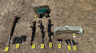 Автомат, тапанша: ҰҚК тәркіленген қару-жарақты көрсетті