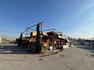 Алматыда заңсыз салынған "Үміт" базары бұзылып жатыр