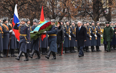 Мемлекет басшысы &quot;Белгісіз жауынгер бейіті&quot; ескерткіш мемориалына гүл шоғын қойды