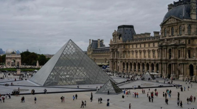 Парижде әлемге әйгілі Лувр мұражайын 7 минутта тонап кетті