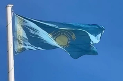 Атырауда мемлекеттік туды тұғырға теріс ілген мердігер жазаланды