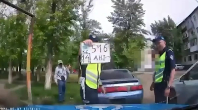 "Көлік нөмірін картоннан жасап алған": Екібастұздық тұрғынның айласы жүргізуші куәлігінен айырды