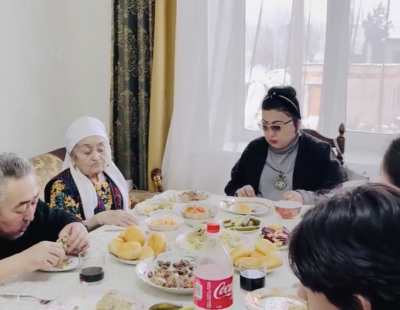 "Анаңыз жүз жасасын": Қарт анасын көрсеткен Мақпал Жүнісова елдің ыстық ықыласына бөленді