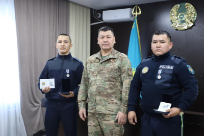 Ұлытау облысында өрт кезінде балаларды құтқарған полиция қызметкерлері марапатталды