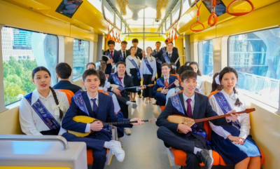 Астанада мектеп түлектері LRT-да "Ақ бантик" әнін шырқады