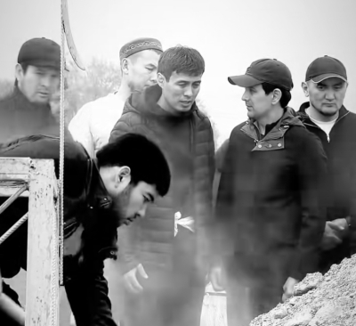 &laquo;Көмгеніне дейін түсіру мақтаныш па?&raquo;: Әкесіне топырақ салған Ердос Қанаевтың әрекеті көпшілікке жақпай қалды (ВИДЕО)