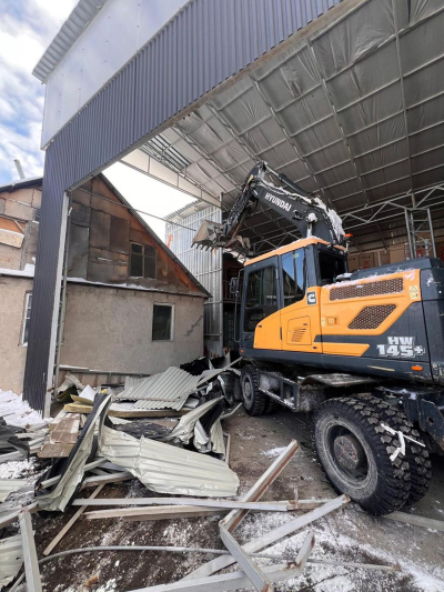 Алматыда заңсыз салынған тағы бір ғимарат бұзылып жатыр