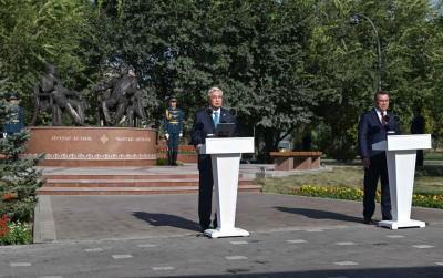 Тоқаев пен Жапаров Бішкекте &quot;Достықтың алтын көпірі&quot; ескерткішінің ашылу рәсіміне қатысты (фото)