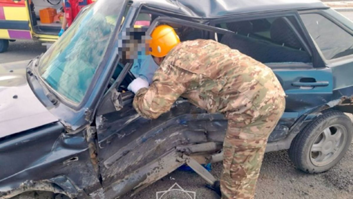 Оралда жол апатына түскен көлік ішінде әйел қалды (фото)