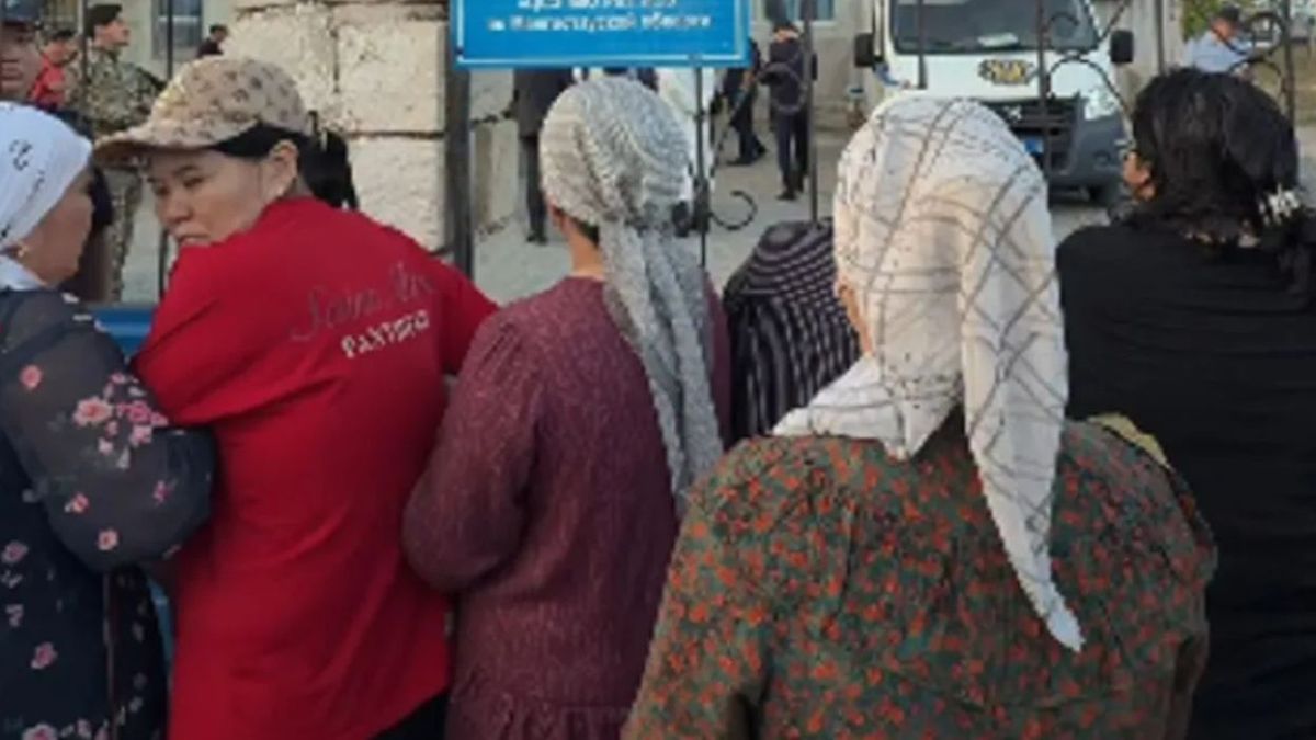 “Марқұмдардың денесін тануды талап етіп жатыр”: Ақтауда мәйітхана алдына қаза тапқан әскерилердің туыстары жиналды (видео)