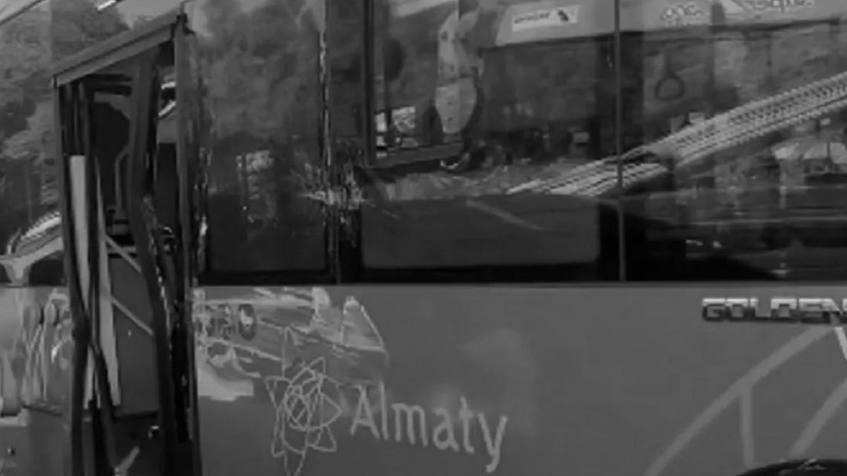 Алматыда ЗИЛ, автобус және тағы бір көлік соқтығысты: зардап шеккендер бар (видео)