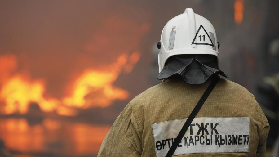 Ақтауда көпқабатты тұрғын үйден өрт шықты: 14 адам эвакуацияланды
