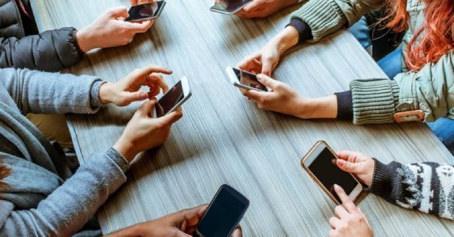Мектептерде оқушыларға смартфон қолдануға тыйым салынуы мүмкін