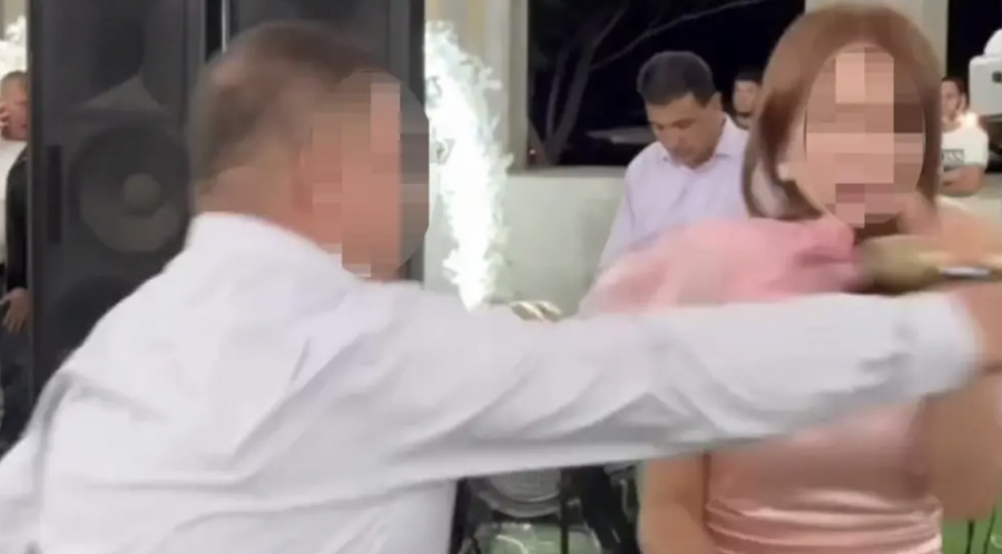 “Тамақ ұнамаса да ұра салатын“. Тойда соққыға жығылған әнші өзіне қоқан-лоқы жасалғанын айтты