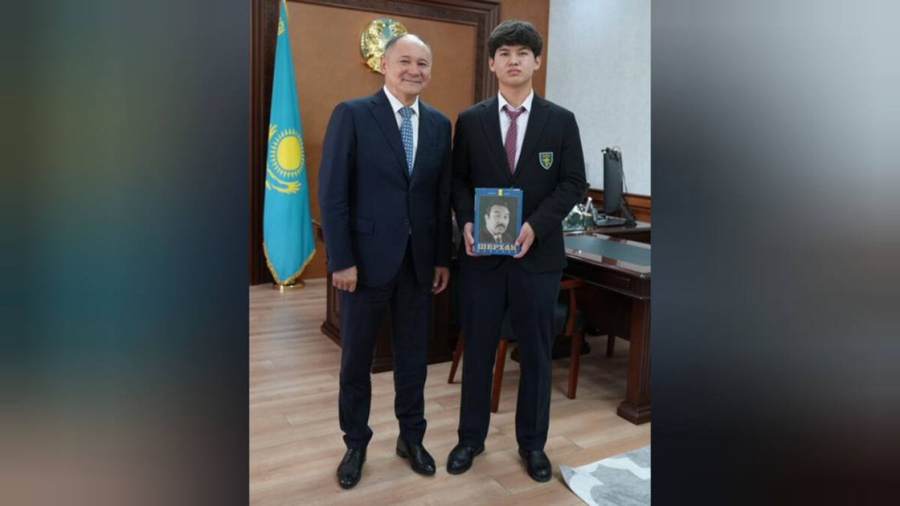 Түркістанда Әзербайжан туын жерден көтеріп, құрмет көрсеткен оқушыны полиция бастығы арнайы шақырды (видео)