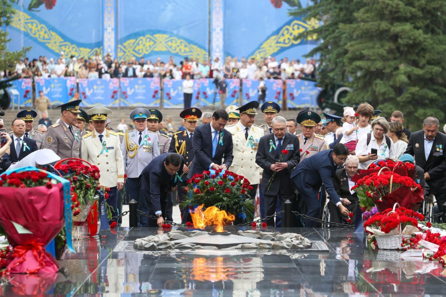 Алматыда Жеңіс күні аталып өтіп, соғыс қаһармандарының рухына тағзым етілді