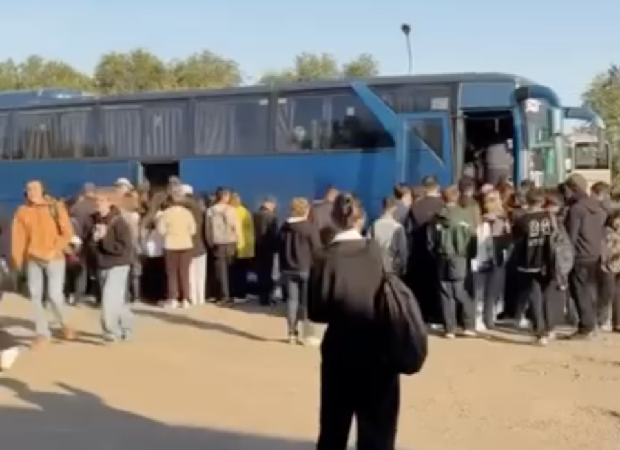 «Автобустар жетпей жатыр»: Теміртауда жолаушылар тағы да аялдамада сағаттап тұр