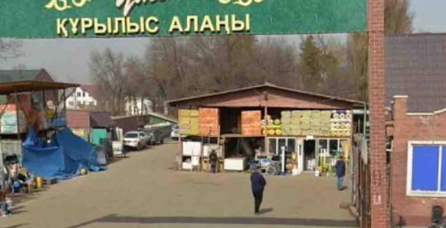 Алматыда заңсыз салынған базар сүріліп жатыр