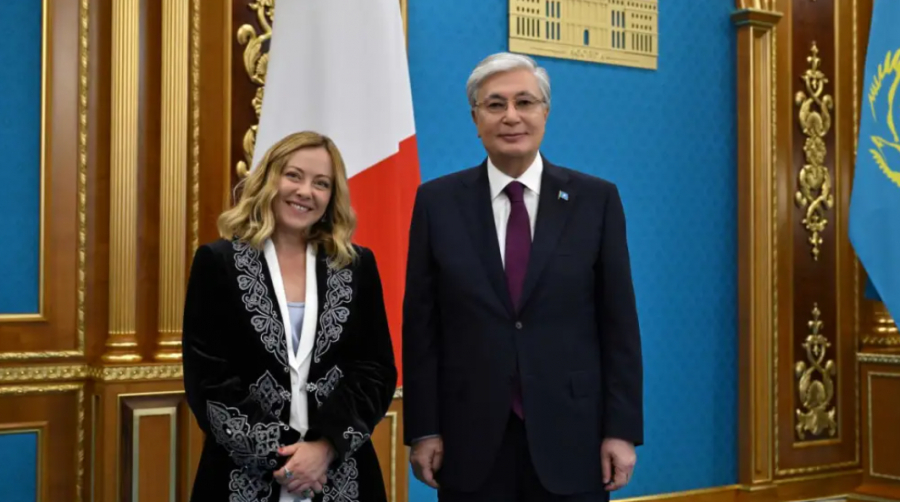 Президент Тоқаев Италия премьеріне шапан сыйлады