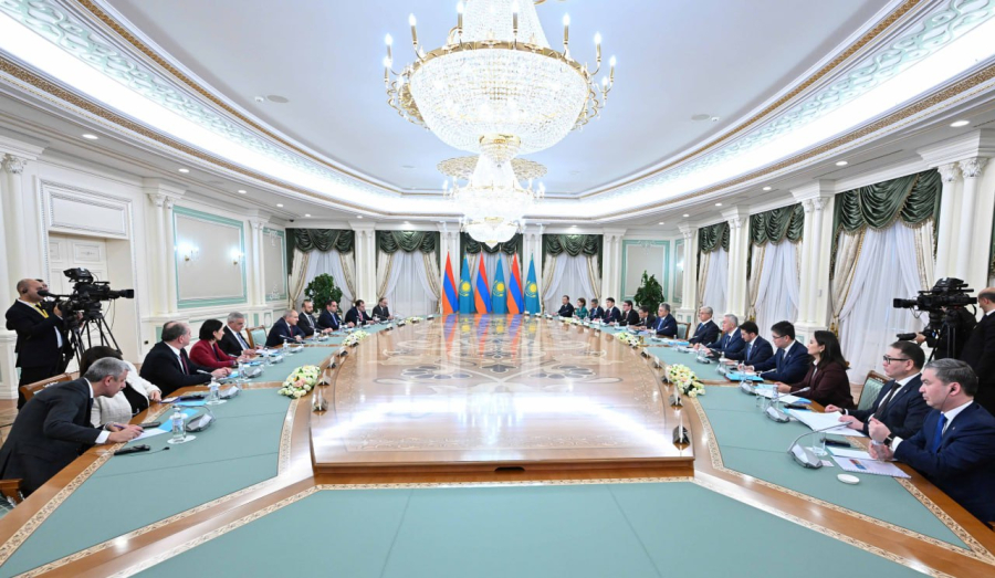 Қ. Тоқаев пен Н. Пашинян кеңейтілген құрамда келіссөз жүргізді