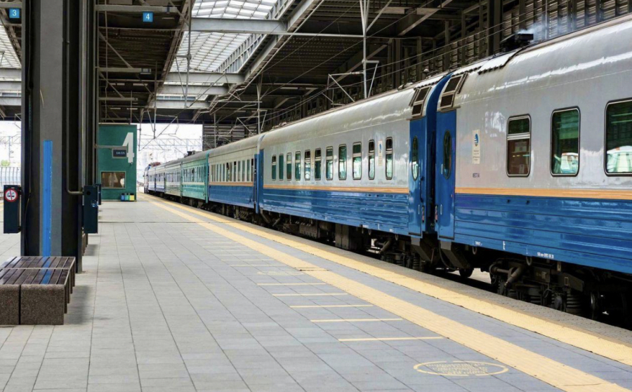 Өскеменде теміржолды кесіп өтпек болған екі әйелді пойыз қағып кетті