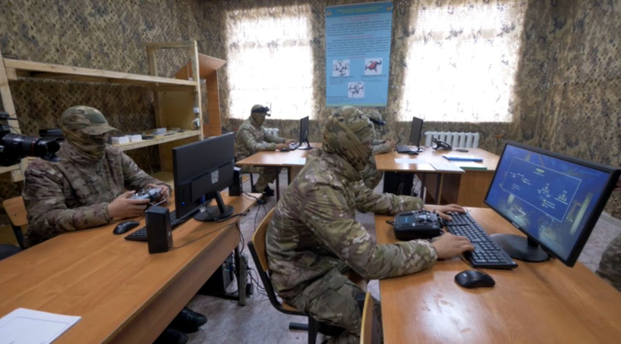 Әскерилер дрондарды мылтықпен атып үйренуде