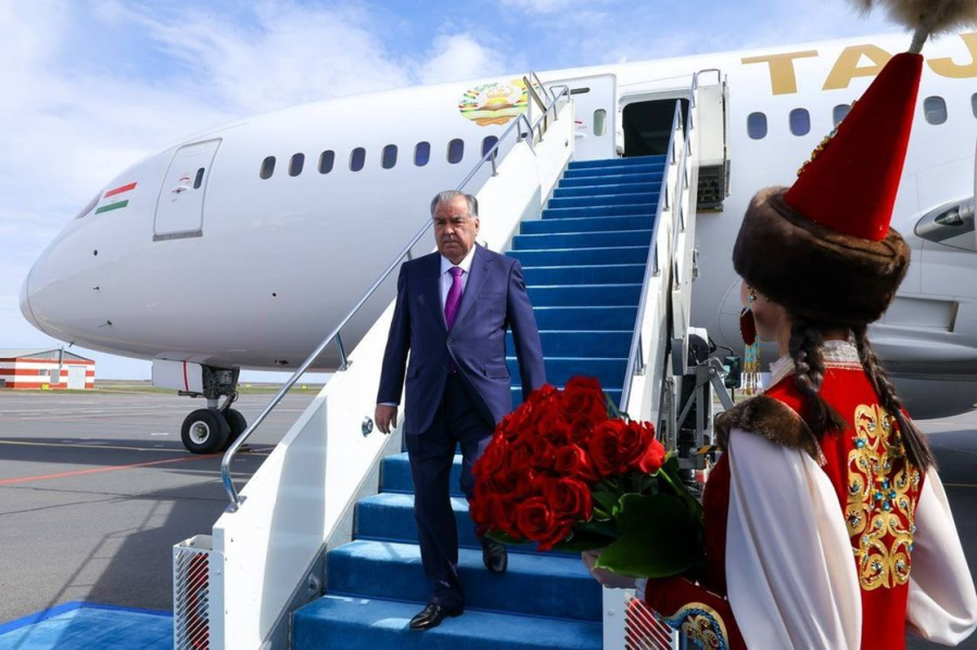 Тәжікстан президенті Эмомали Рахмон Астанаға келді (фото)