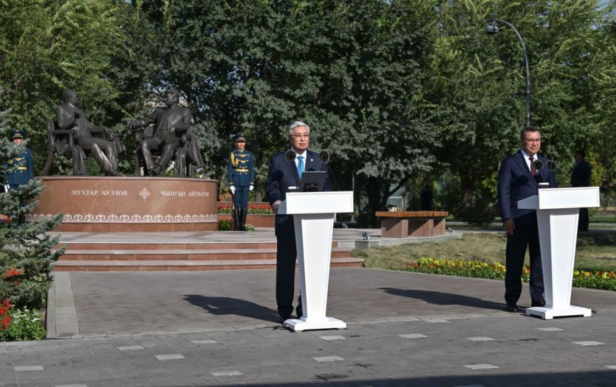 Тоқаев пен Жапаров Бішкекте "Достықтың алтын көпірі" ескерткішінің ашылу рәсіміне қатысты (фото)